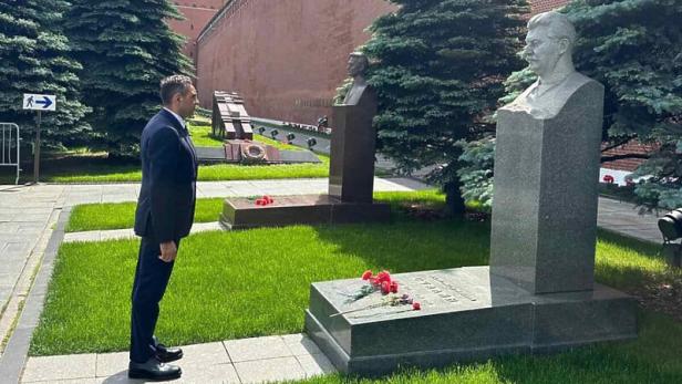 Eklat: Serbischer Vize-Ministerpräsident legte Blumen an Stalins Grab nieder