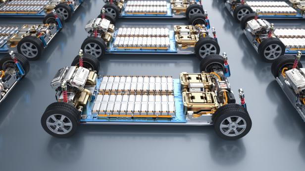 Symbolbild: Eine Grafik zeigt mehrere Unterteile von Autos mit Akkupacks und Elektromotoren