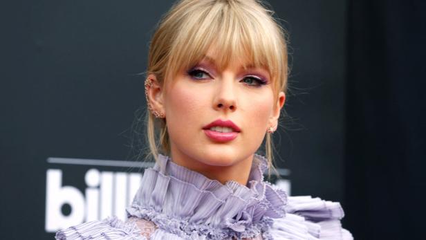 Taylor Swift auf dem roten Teppich in einem lila Kleid