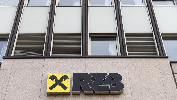 Die Fassade eines RZB-Gebäudes mit dem Logo der Bank.