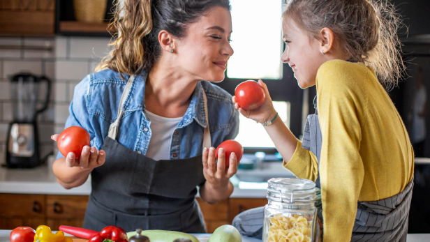 Daheim und in der Schule: Die Auseinandersetzung mit gesunder Ernährung fängt idealerweise schon im Kindesalter an.