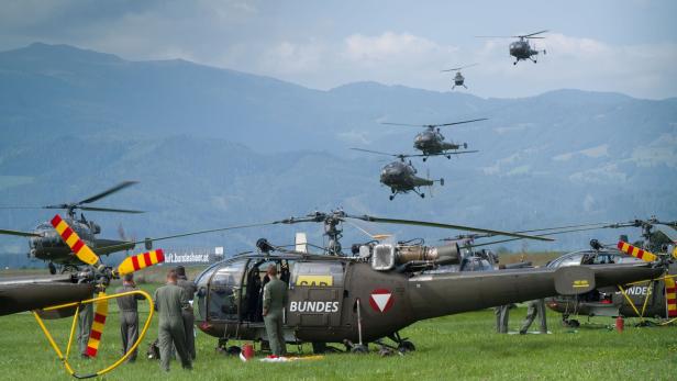 Bundesheer-Hubschrauber fliegen in Formation