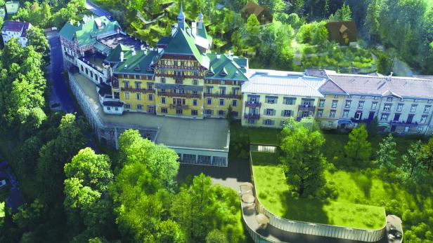 Konzeptstudie zum Ausbau des Südbahnhotels: Rechts im Vordergrund das neue Spa, im Hintergrund die geplanten Zubauten