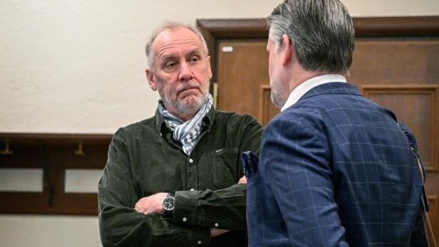 SWEDEN-LITERATURE-TRIAL Håkan Nesser mit seinem Anwalt