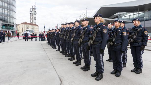 42 Polizeischüler wurden bei der Eröffnung des Hauptbahnhof-Stützpunkts von Innenministerin Mikl-Leitner quasi in den Dienst gestellt