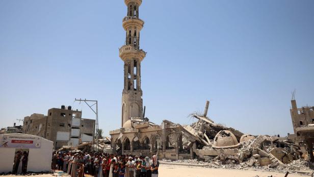 Menschen beten bei einer zerstörten Moschee im südlichen Gazastreifen
