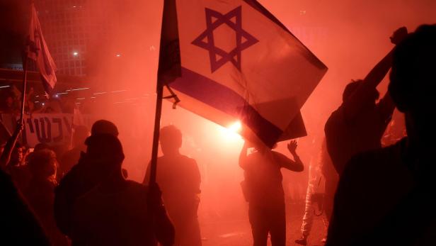 Israelische Flagge wird in Tel Aviv bei Protest gegen Gaza-Krieg geschwungen.