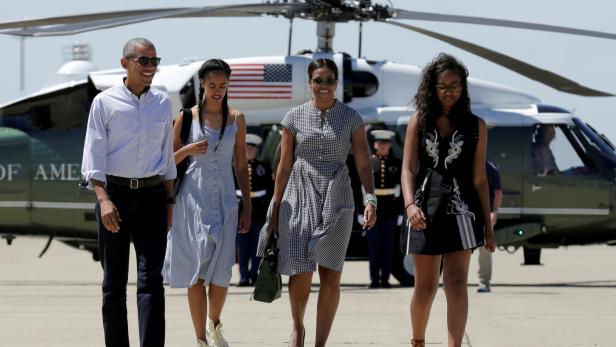 U.S. President Barack Obama, U.S. First Lady Michelle Obama and their daughters Malia and Sasha board Air Force One as they depart from Castle Airport in Atwater, California Tochter von Obama eines Tages Präsidentin? "Wird nie passieren"