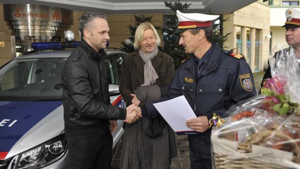 Istvan Feher bekam vom Bezirkspolizeikommandanten Oskar Gallop eine Urkunde für seine Zivilcourage