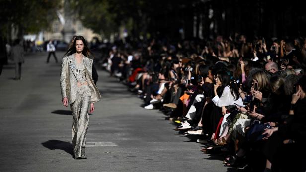 Hier posiert ein Model im Hosenanzug für die Kollektion von Stella McCartney.