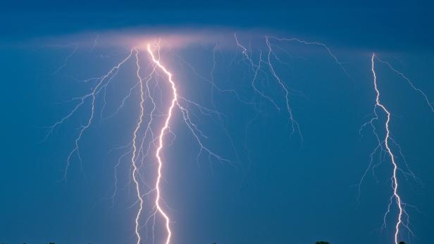 Bei einem Gewitter muss man sich entweder in einem Gebäude in Sicherheit bringen - oder Schutz in einer Mulde suchen.