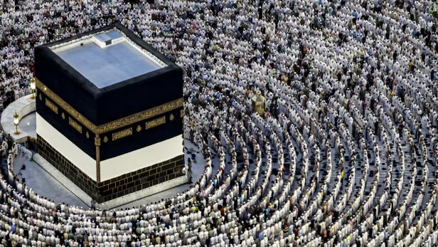 Gläubige Muslime beten rundum die Kaaba in Mekka