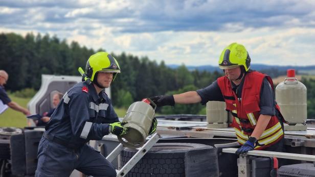 Gasflaschen mussten händisch umgeladen werden