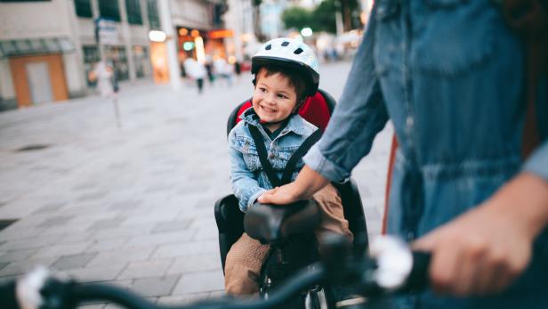 Wie gefährlich ist es, Kinder am Fahrrad mitzunehmen?