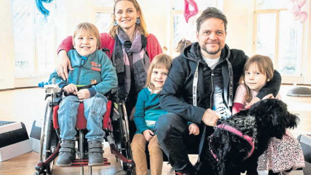 Martina Rötzer mit ihrem Mann und ihren drei Kindern Raffael, Mirabell und Mavie. Seit Kurzem zählt auch Hündin Josie zur Familie.