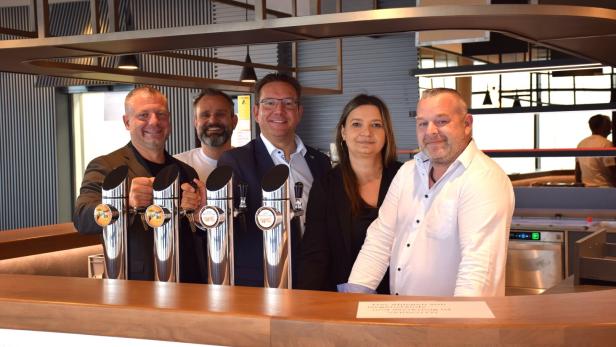 Vizebürgermeister Dominic Hörlezeder, AVB-Chef Christoph Heigl, Bürgermeister Christian Haberhauer, Ljiljana Daume, Chefin der Haubis-Filialen, Markus Pfeiffer, der künftige Chef der Park Lounge