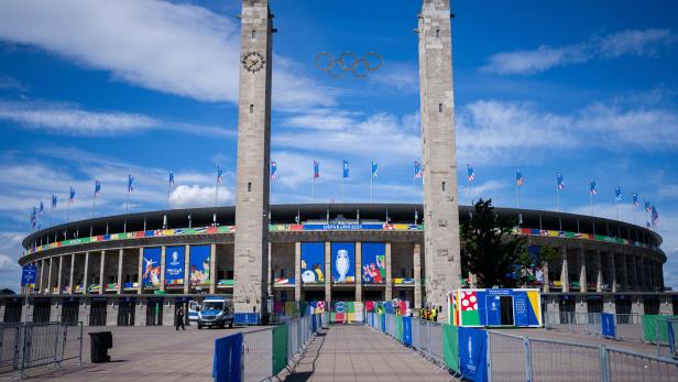 Ein Bau mit viel Geschichte: Der Haupteingang des Olympiastadions mit den fünf Ringen