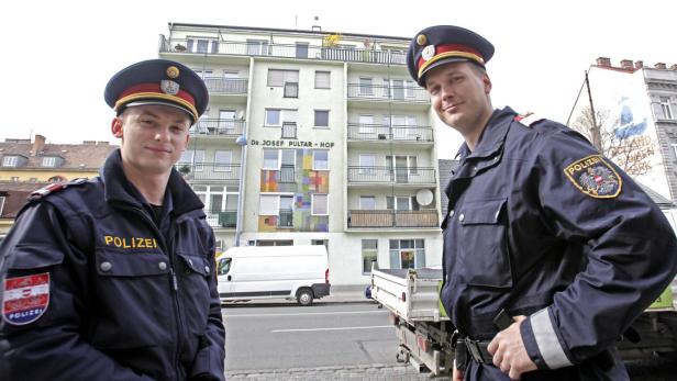 M. Landsmann (li.) und G. Scheidl nahmen den Täter fest: &quot;Er flüchtete über den Balkon im fünften Stock&quot;