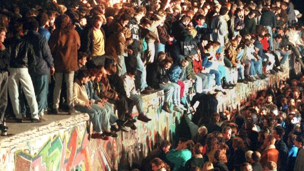 Menschen auf der Berliner Mauer