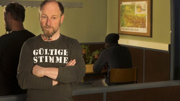 Roland Düringer entwickelt gemeinsam mit Puls 4 seinen YouTube-Videoblog Gültige Stimme zu einem wöchentlichen TV-Talk-Show-Format, das der Sender wieder in das Netz zurückspielt.