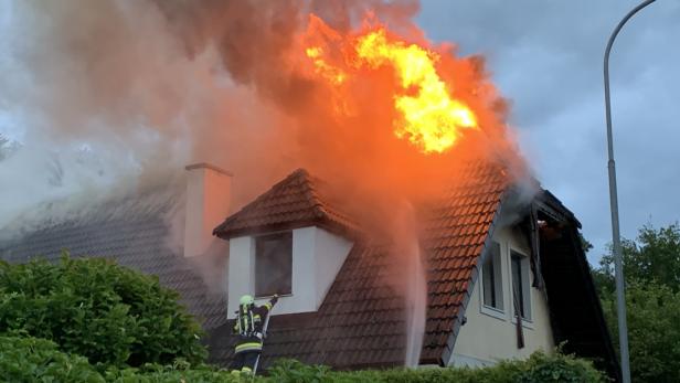8 Feuerwehren kämpften gegen Wohnhausbrand in NÖ