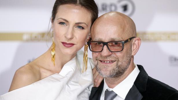 Jürgen Vogel mit seiner Partnerin, Schauspielerin Natalia Belitski