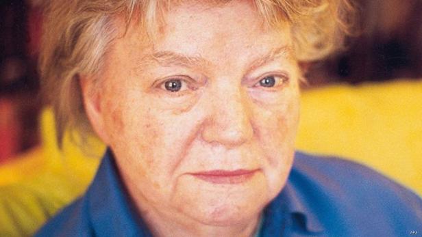 Nahaufnahme des Gesichts einer älteren Frau mit blonden Haaren.