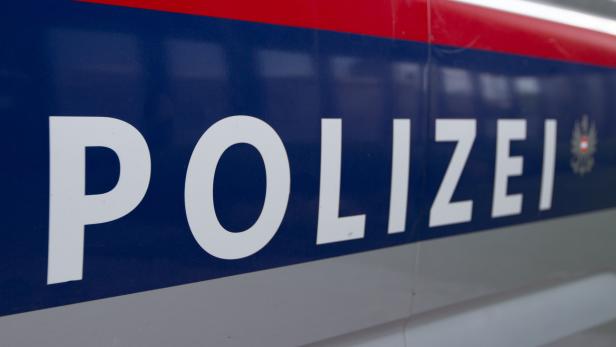 Ein 18-jähriger Motorradfahrer ist Samstagabend in Feldkirchen bei Mattighofen (Bezirk Braunau) tödlich verunglückt. 