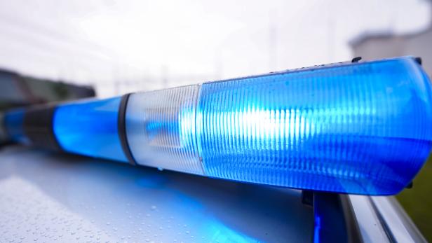 Ein Polizei-Großaufgebot befand sich am Bahnhof Eine Nahaufnahme von einem Blaulicht auf einem Polizeiaufnahme.