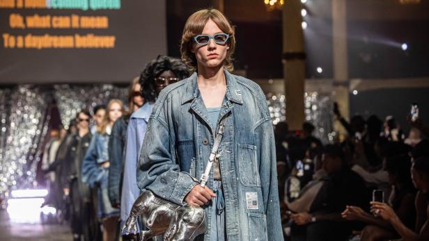 Designermode von Maison Mihara Yasuhiro.