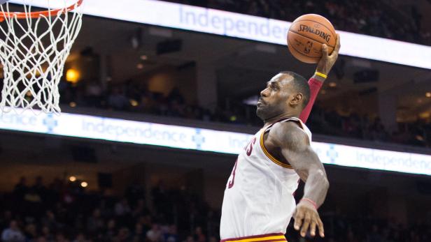 LeBron James beim Dunking mit einem Spalding-Basketball.