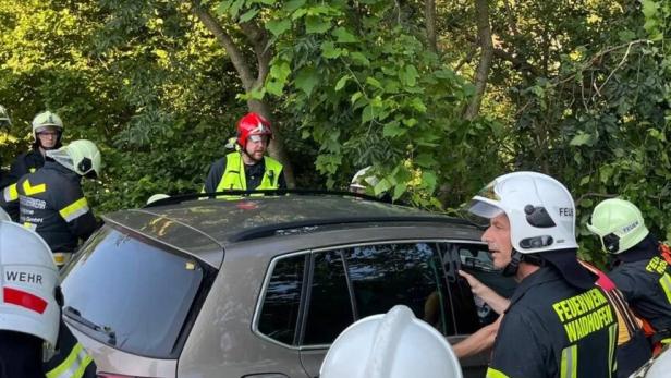 Feuerwehrleute bei der Bergung des Unfallwagens