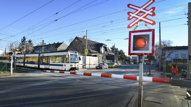 Oberleitung beschädigt: Badner Bahn tagelang unterbrochen