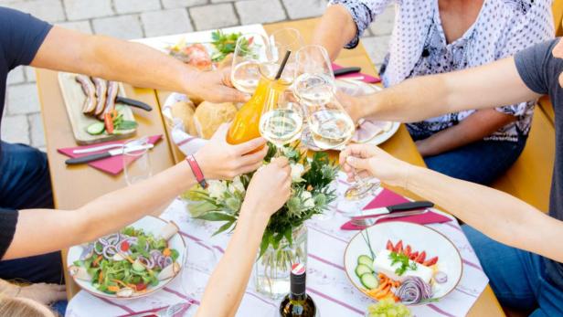 Die Top-Heurigen stehen für gutes Essen sowie köstliche Weine und Moste aus eigener Produktion.