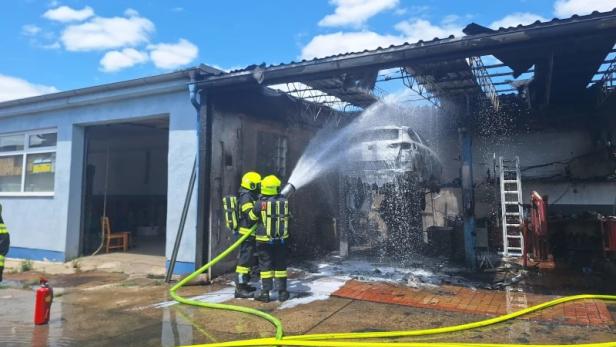 NÖ: Feuerwehr löschte brennendes Fahrzeug auf Hebebühne