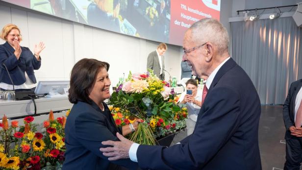 Bundespräsident Van der Bellen gratuliert Renate Anderl zur Wiederwahl als Präsidentin der BAK