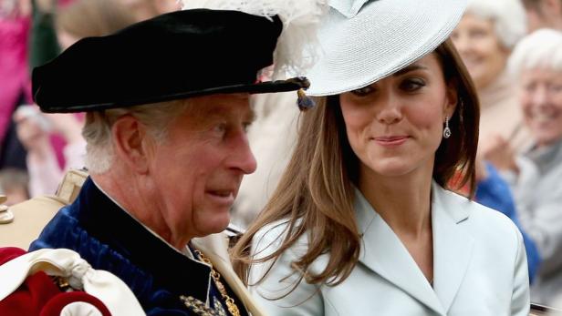 Britain's Prince Charles and Catherine, Duchess of Nachdem es am Wochenende zum lockeren Polo-Turnier mit Sohn George ging, war für Herzogin Kate bei der Order of the Garter-Parade nun etwas mehr Glamour angesagt. Gemeinsam mit ihrem Schwiegervater fuhr Catherine vor.