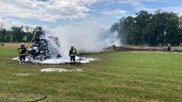 NÖ: Strohpresse ging im Arbeitseinsatz in Flammen auf