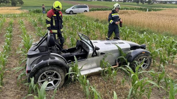 NÖ: Teurer Sportflitzer landete im Acker, weil Fahrer Wild auswich