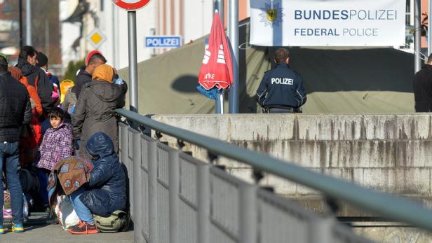 Eine Gruppe von Menschen steht vor einem Zelt der Bundespolizei.