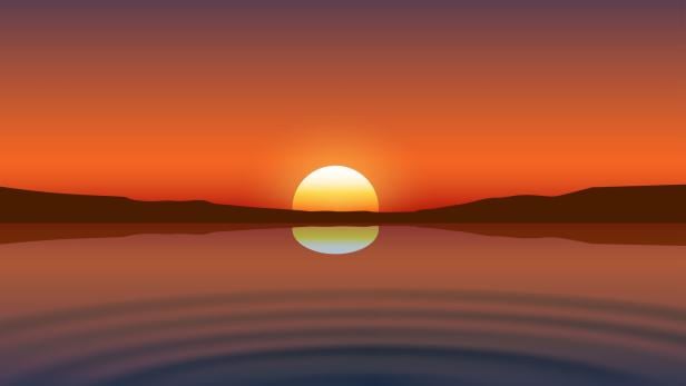 Ein Sonnenuntergang über einem ruhigen See mit Bergen im Hintergrund.