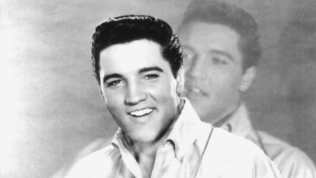 Ein historisches Bild von Elvis Presley mit Gitarre