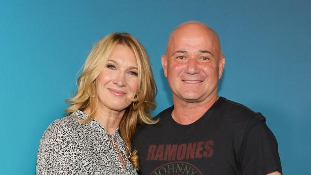 Steffi Graf und Andre Agassi vor türkisem Hintergrund