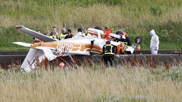 Hochspannungsleitung gestreift: Sportflugzeug stürzt auf Autobahn
