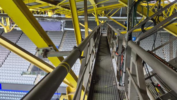 Hier hockte der Vermummte: Im Stadiondach Dortmund