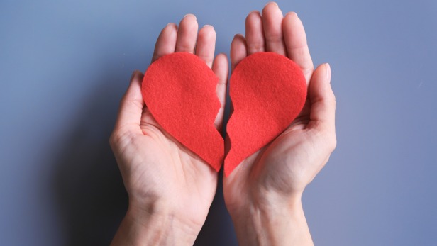 Neue Studie für Herzschmerz: Wie Elektroschocks gegen Liebeskummer helfen könnten.