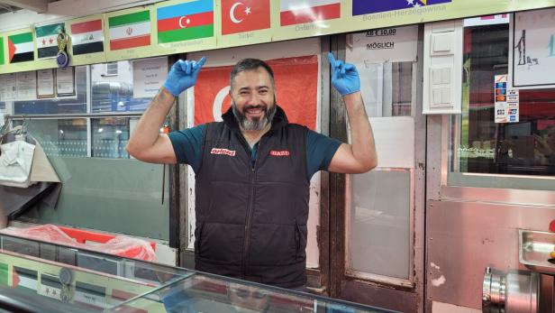 Mehmet Vural am Wiener Brunnenmarkt in Ottakring: Er drückt Österreich und der Türkei die Daumen  