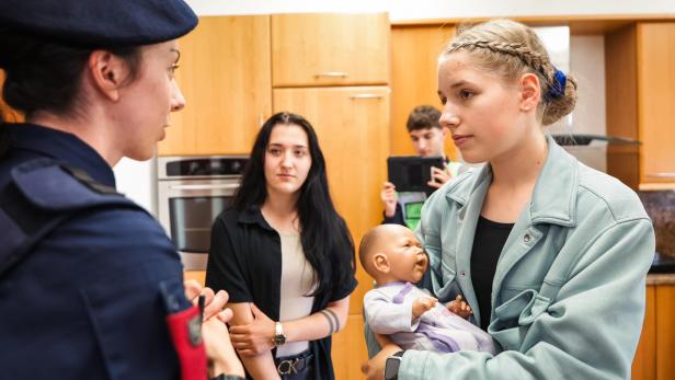 In der Ausbildung schlüpfen Polizeischüler in die Rollen im Einsatztraining in die Rollen von Exkekutive, Gefährdern und Opfern häuslicher Gewalt