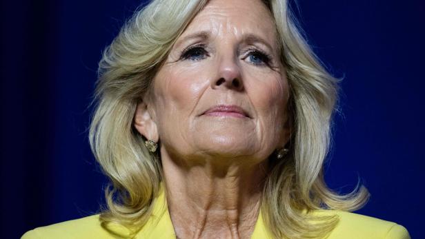 Nahaufnahme von Jill Biden in einem gelben Kostüm.