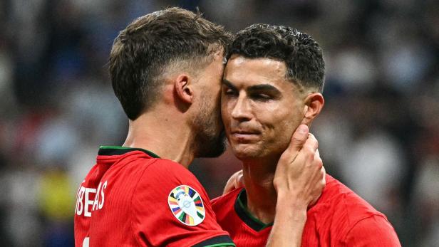 Trost für Ronaldo: Der verschossene Elfer setzte dem Portugiesen (re.) zu